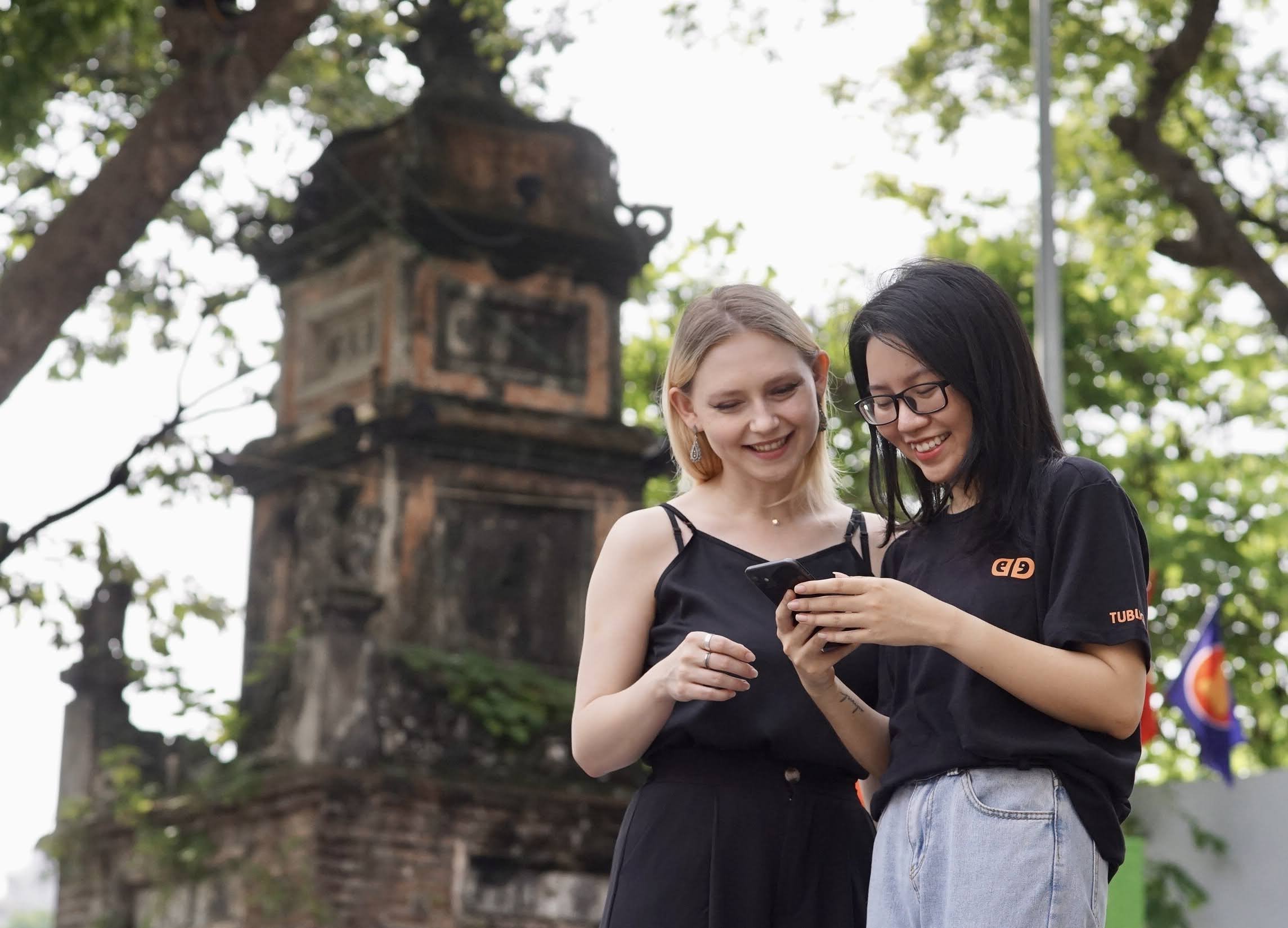 Thành viên TUBUDD hỗ trợ một du khách tại Việt Nam