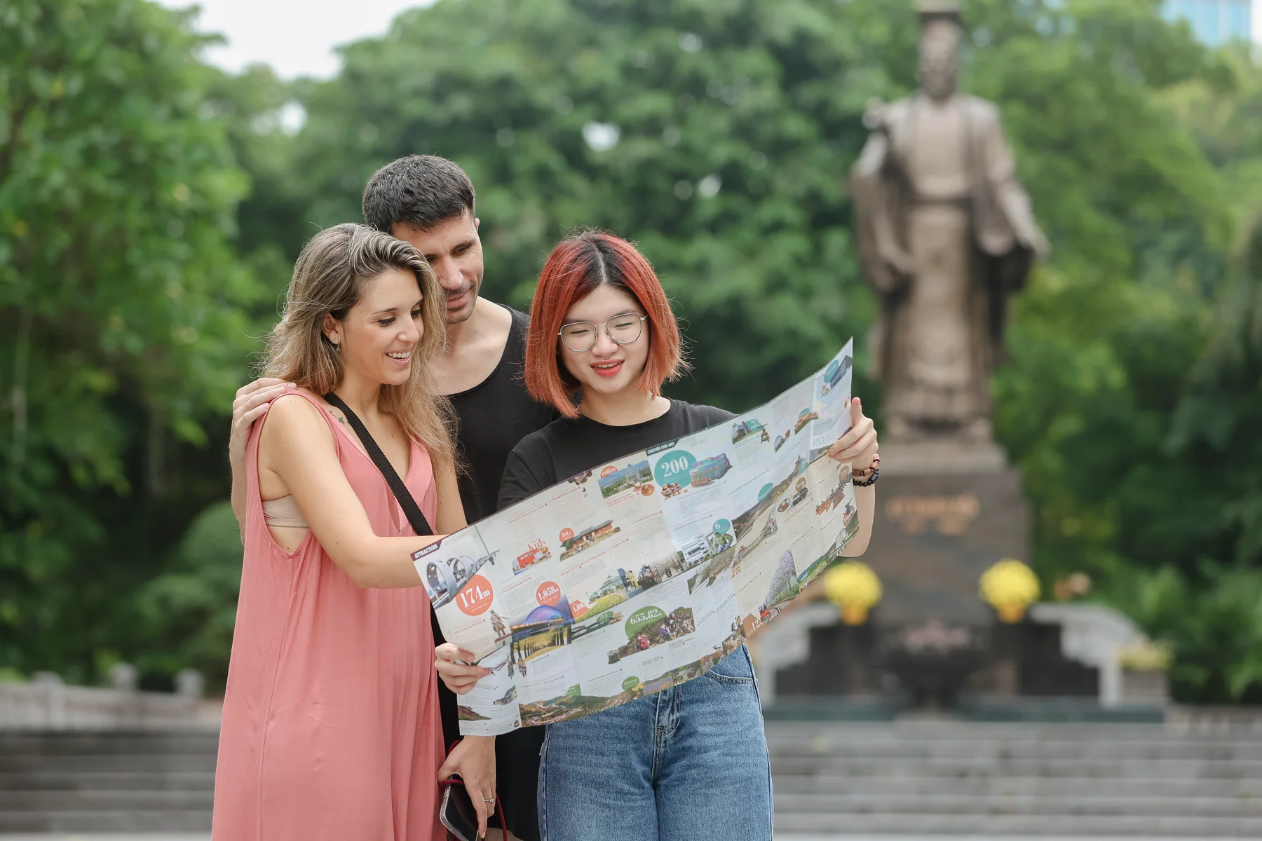 Du khách khám phá Việt Nam cùng hướng dẫn viên địa phương